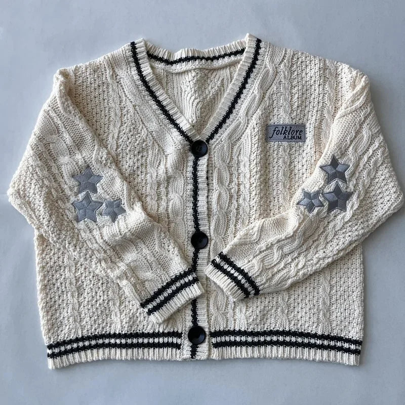 Cremefarbener Strick Cardigan mit V-Ausschnitt, Zopfmuster und Sternen-Applikationen