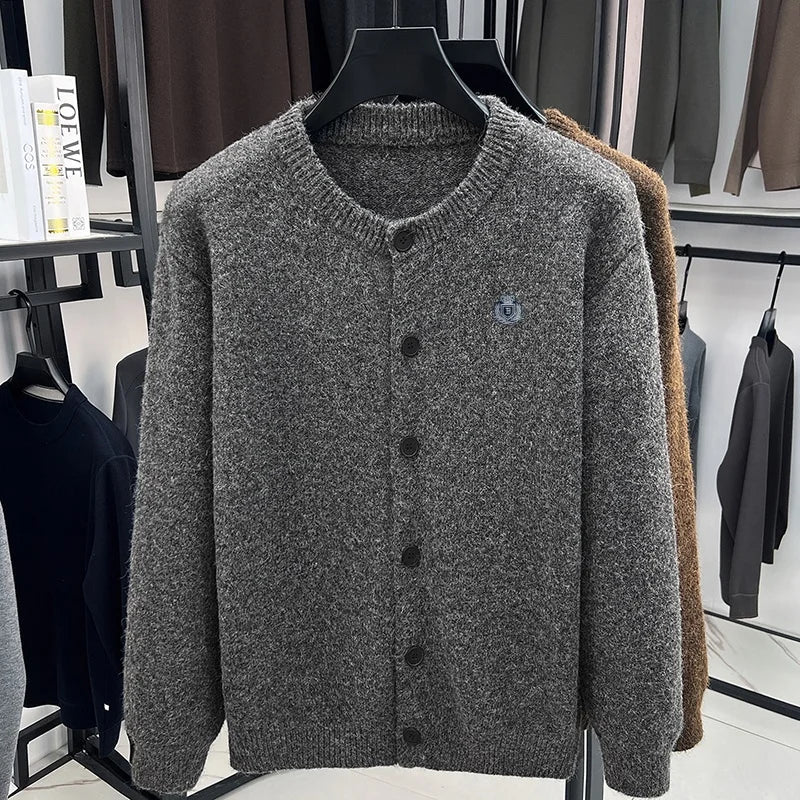 Herren Cardigan Rundhals Strickjacke mit Knopfleiste und Emblem