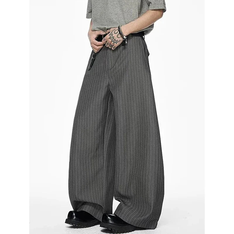 Weite Herren Stoffhose mit Nadelstreifen Grau