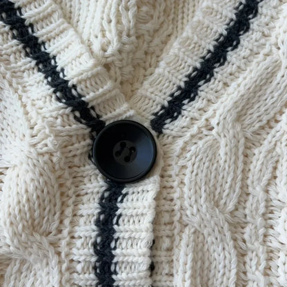 Cremefarbener Strick Cardigan mit V-Ausschnitt, Zopfmuster und Sternen-Applikationen