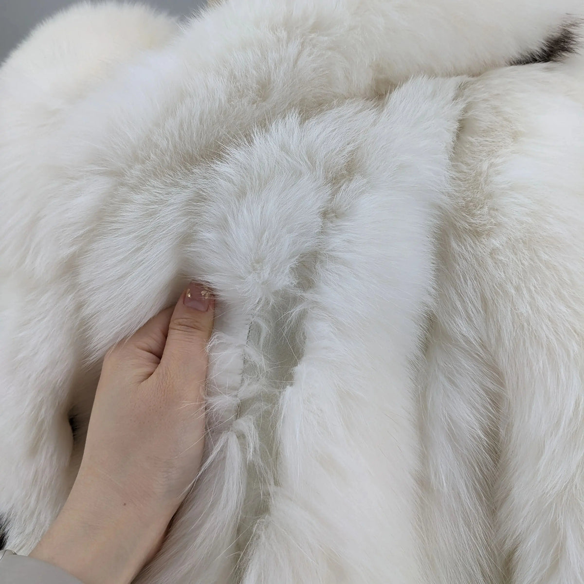 Damen Winterjacke Weiß mit Kapuze und Flecken