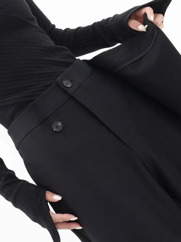 Schwarze Hose mit Wickeldesign, weitem Bein und Knopfverschluss