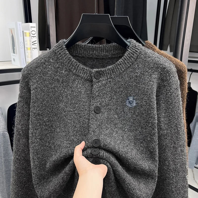 Herren Cardigan Rundhals Strickjacke mit Knopfleiste und Emblem
