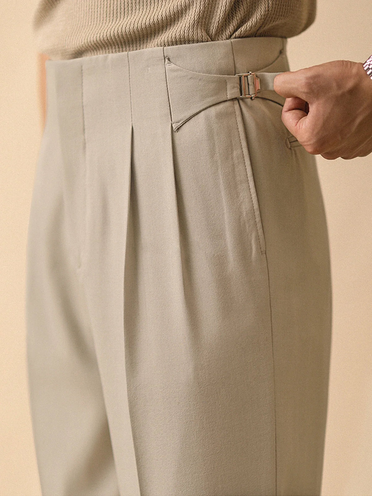 Hoch taillierte Hose mit Falten und seitlichen Schnallenverstellern