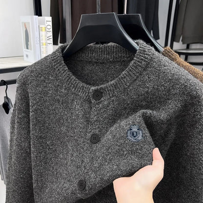 Herren Cardigan Rundhals Strickjacke mit Knopfleiste und Emblem