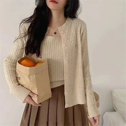 Damen Strick Set Cardigan mit Rundhals und Trägertop Zopfmuster