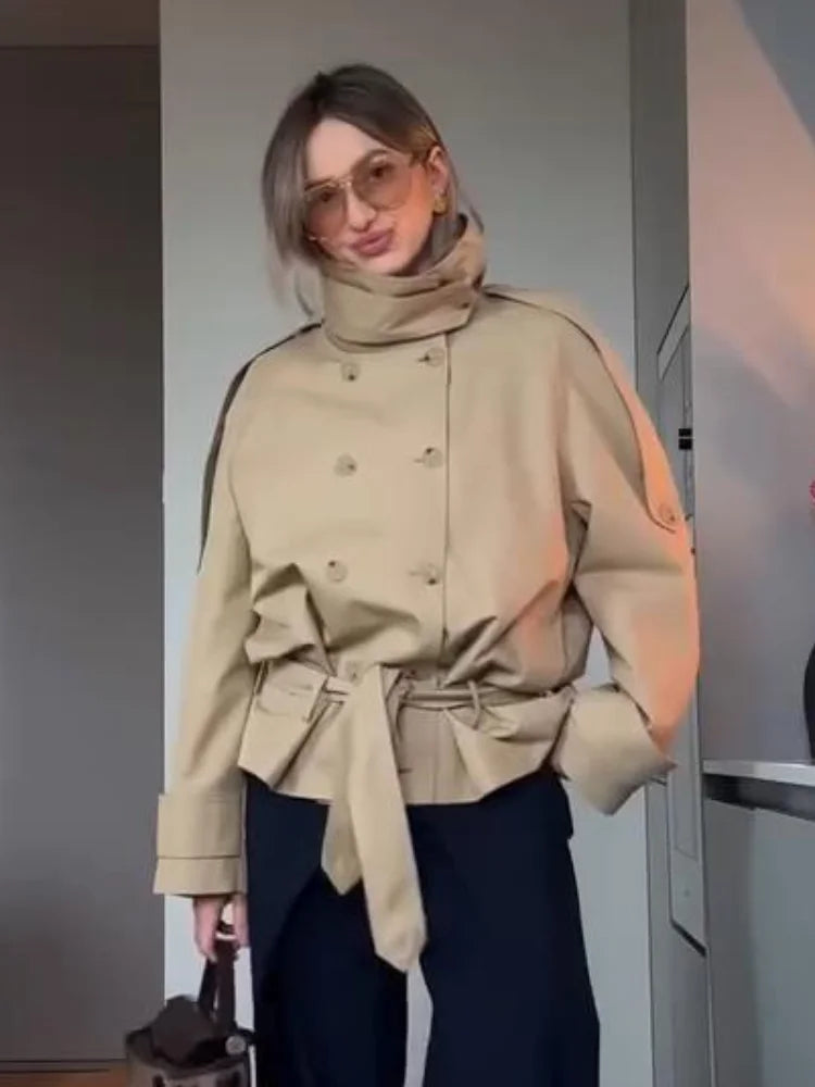 Kurze Trenchjacke Damen Beige Doppelreihig mit Bindegürtel Stehkragen
