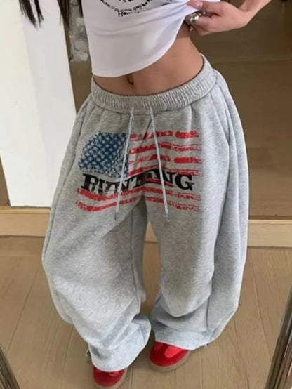 Damen Baggy Sweathose Grau mit Gummizug und Kordelzug, Weites Bein mit Flaggen-Print