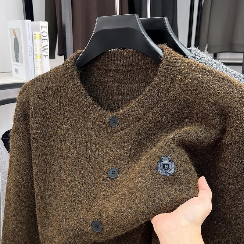 Herren Cardigan Rundhals Strickjacke mit Knopfleiste und Emblem