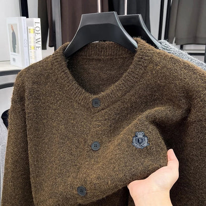 Herren Cardigan Rundhals Strickjacke mit Knopfleiste und Emblem