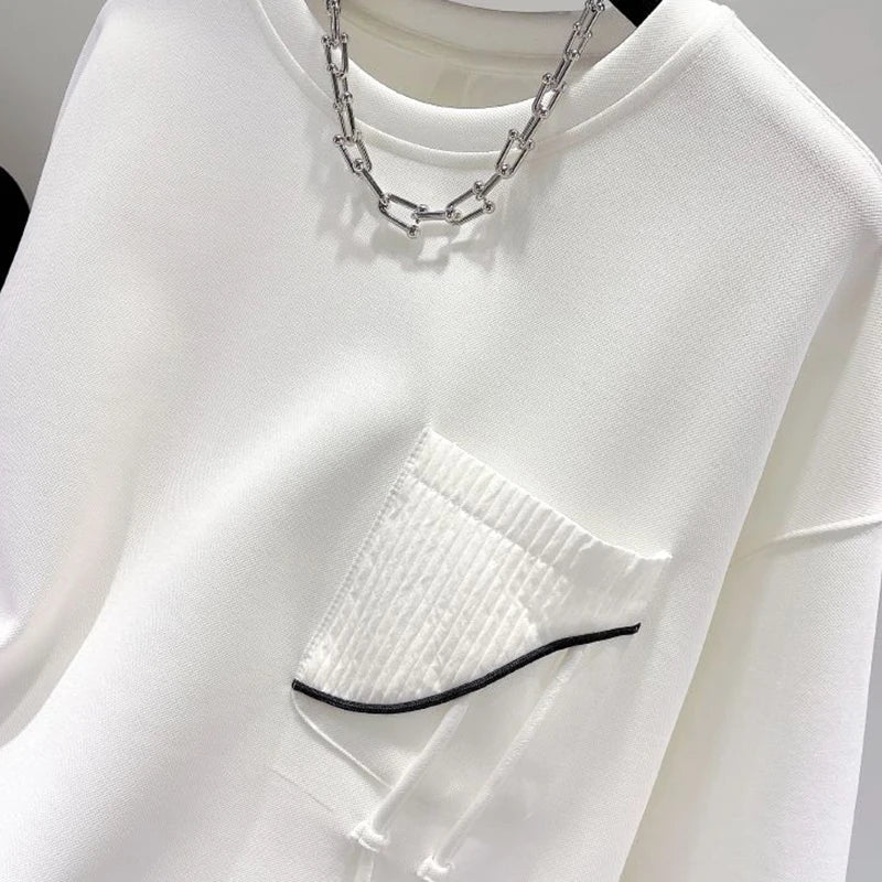 Damen Sweatshirt mit Rundhalsausschnitt, asymmetrischem Saum und dekorativer Tasche