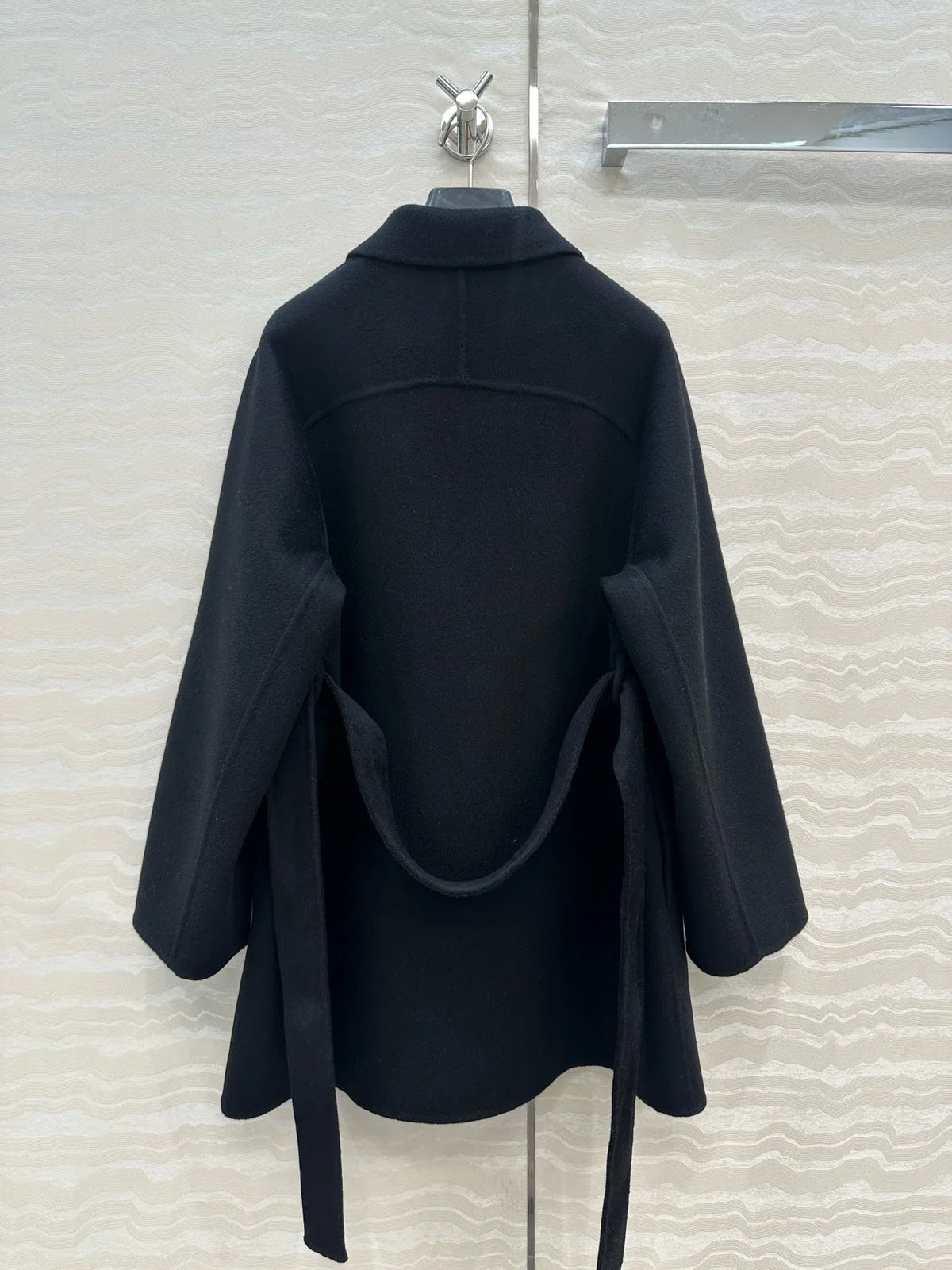 Kurzer Damen Wickelmantel mit Gürtel und Schnallendetail