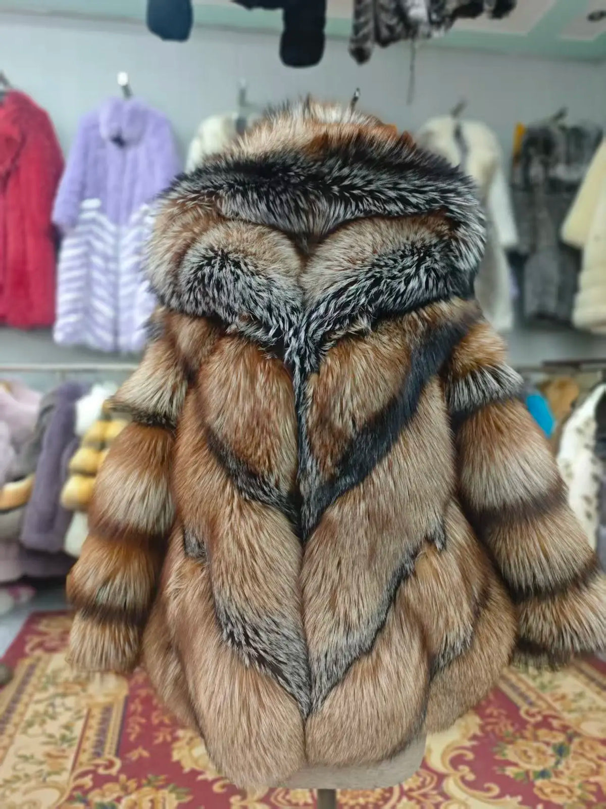 Kurze Fell-Kapuzenjacke mit Streifenmuster