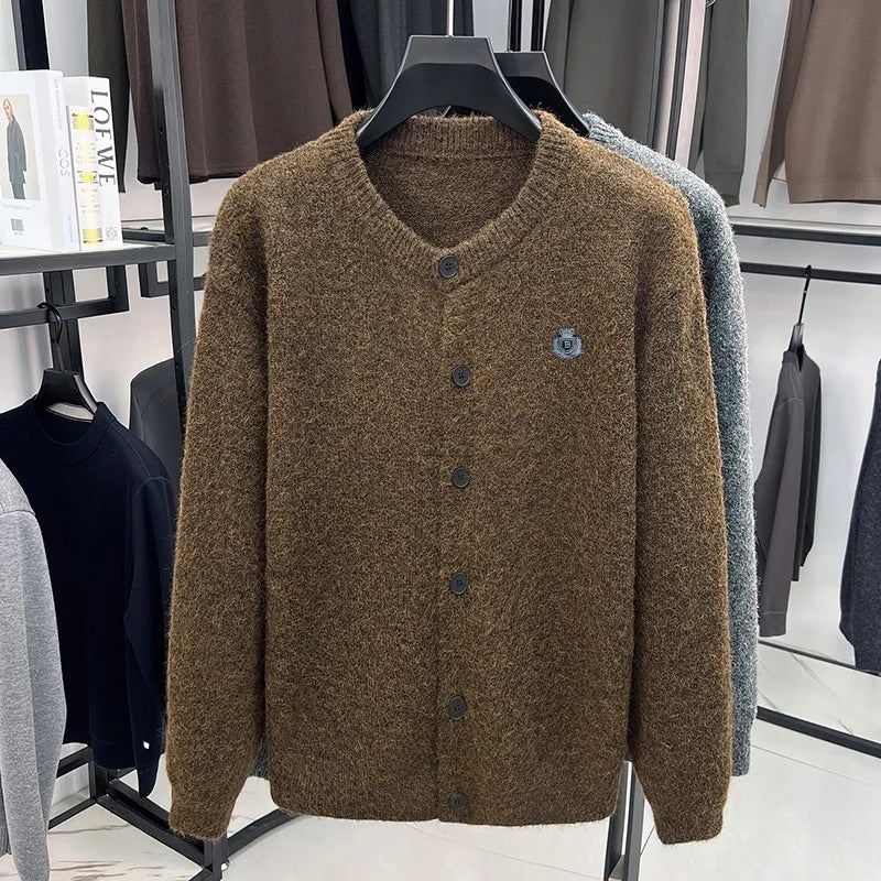 Herren Cardigan Rundhals Strickjacke mit Knopfleiste und Emblem