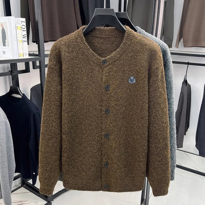 Herren Cardigan Rundhals Strickjacke mit Knopfleiste und Emblem