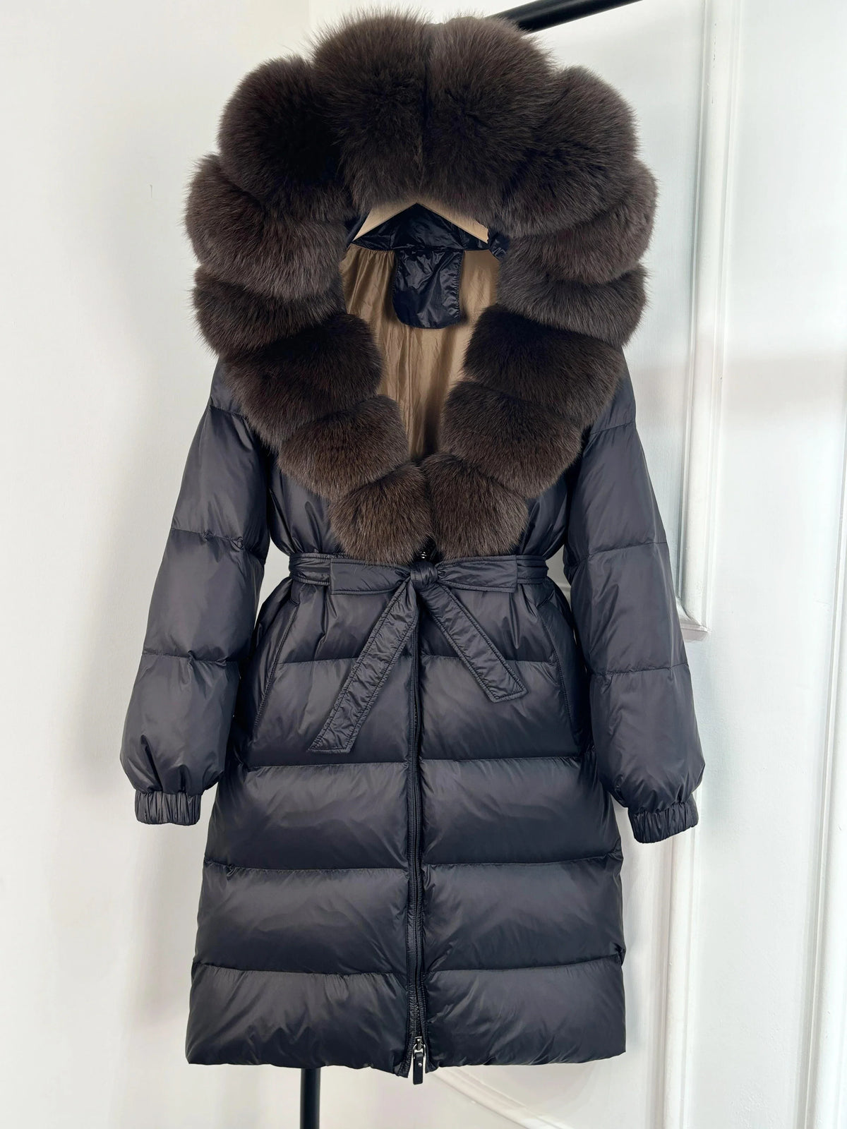 Damen Daunenmantel Schwarz mit Echtfellkragen und Bindegürtel Langer Winterparka