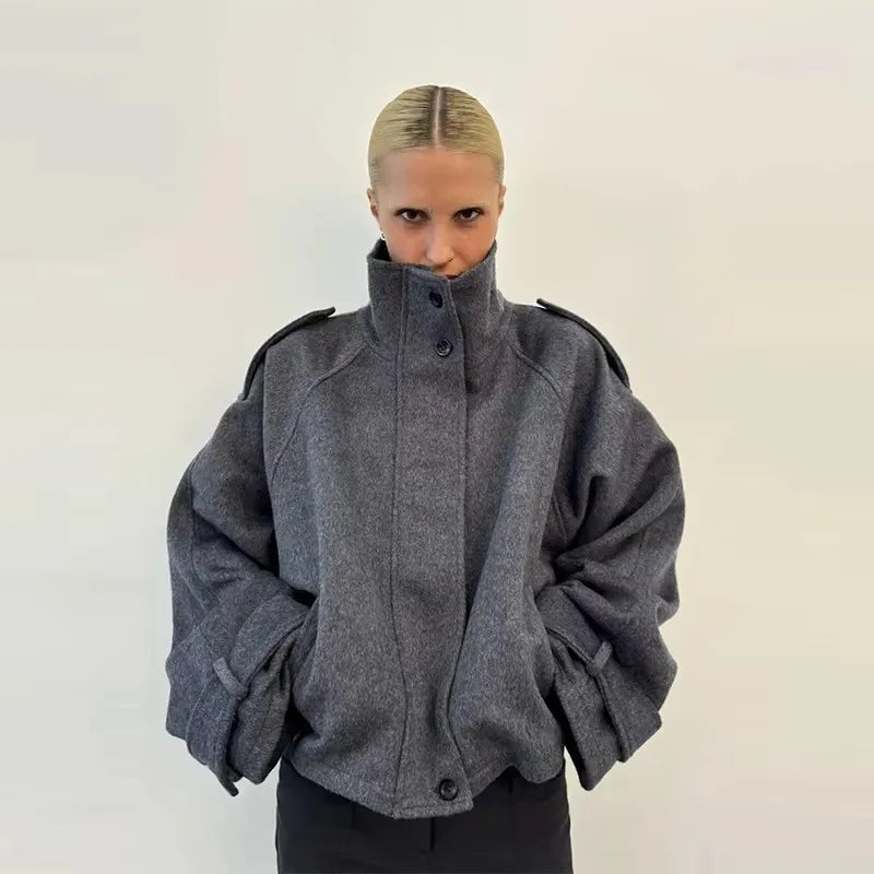 Kurze Oversize-Jacke mit Stehkragen und Schulterriegeln