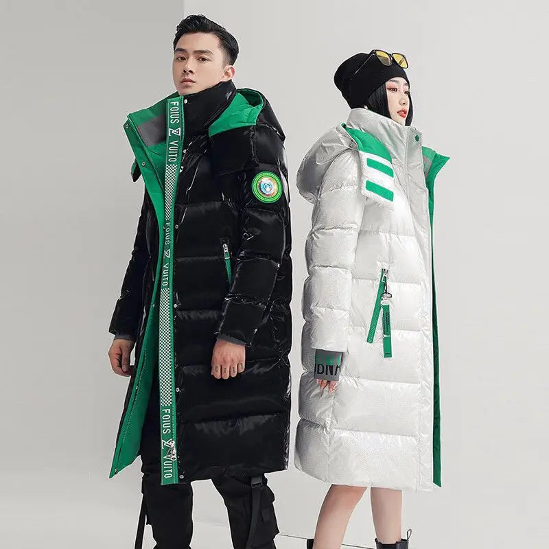 Langer glänzender Winterparka mit Kapuze und Reißverschlusstaschen