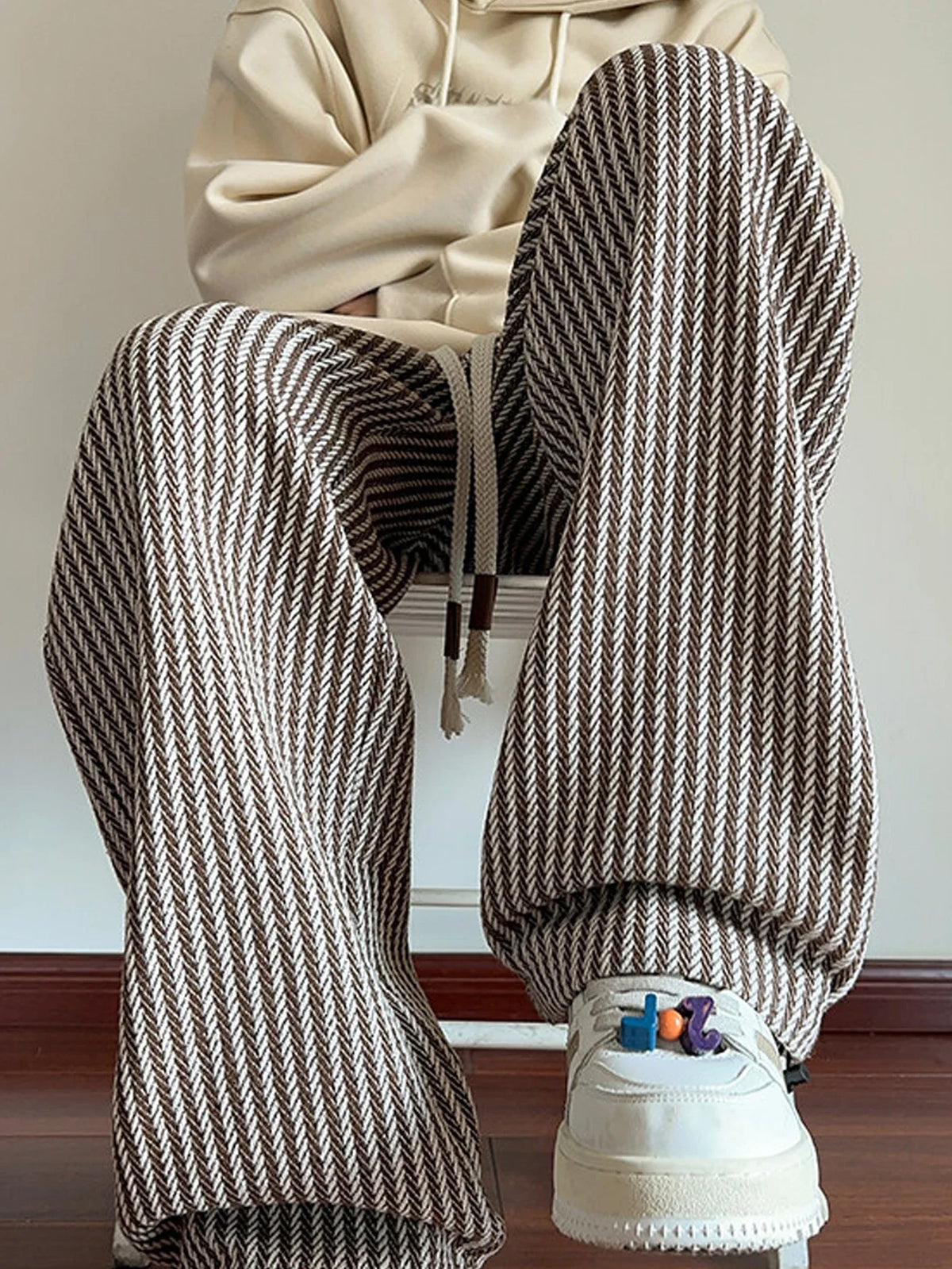 Unisex Freizeithose mit Fischgrätmuster Braun Weiß Kordelzug lockere Passform