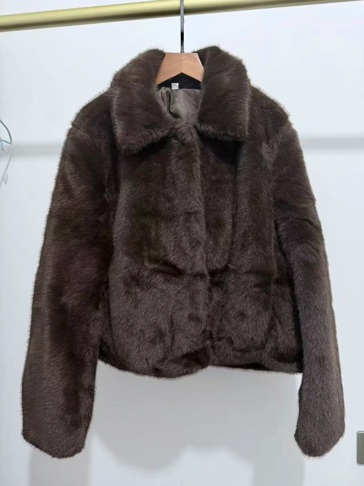 Kurze Damen Plüschjacke mit Kragen – Warm & Weich
