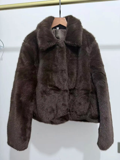 Kurze Damen Plüschjacke mit Kragen – Warm & Weich