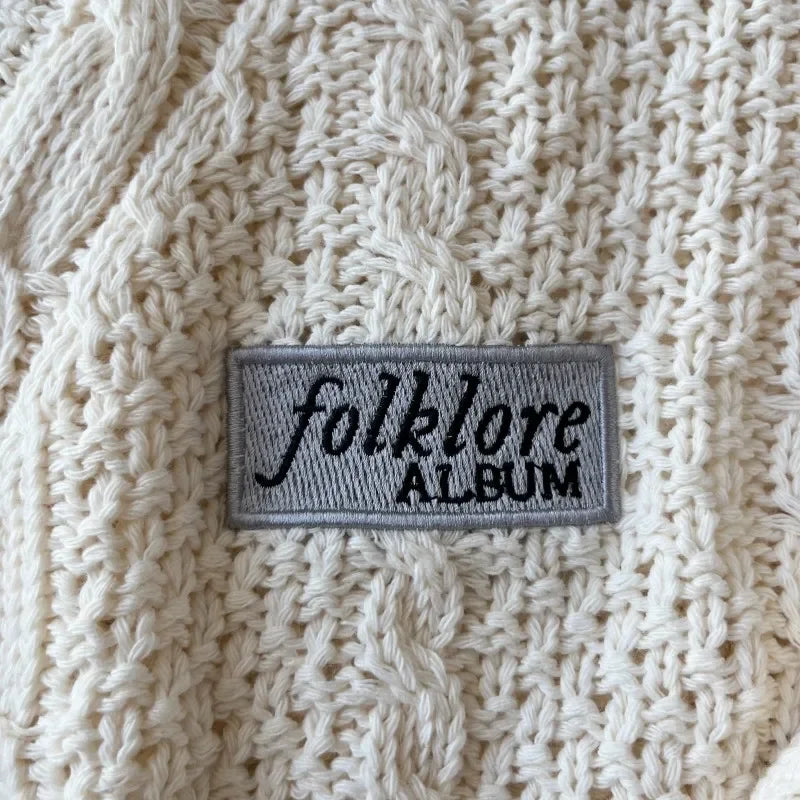 Cremefarbener Strick Cardigan mit V-Ausschnitt, Zopfmuster und Sternen-Applikationen