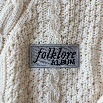 Cremefarbener Strick Cardigan mit V-Ausschnitt, Zopfmuster und Sternen-Applikationen