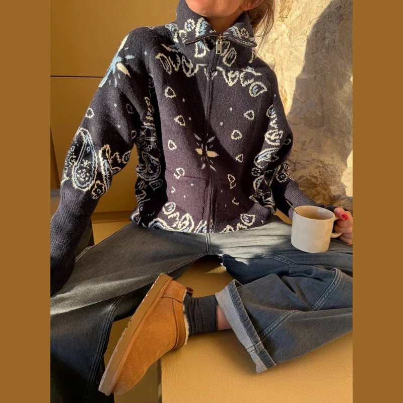 Damen Strickjacke mit Reißverschluss, Stehkragen & Bandana-Muster