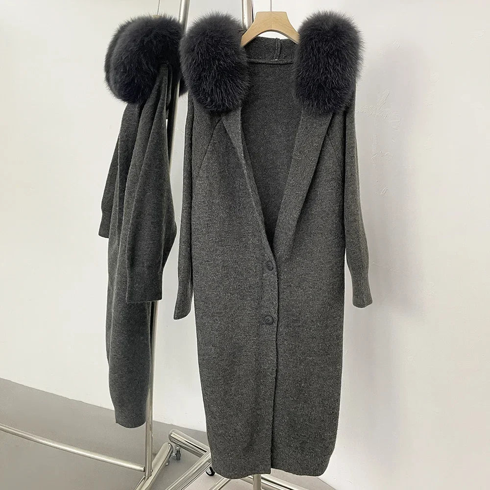 Langer Strickcardigan mit Kunstfellkragen Grau