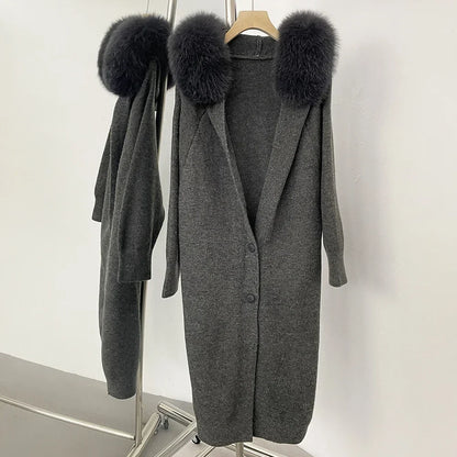 Langer Strickcardigan mit Kunstfellkragen Grau
