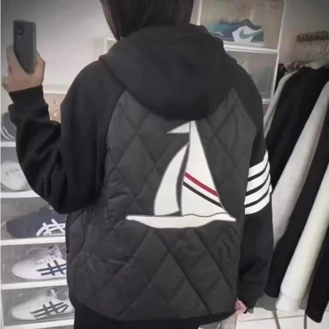 Steppjacke mit Kapuze und Segelboot-Patch, Raglanärmel