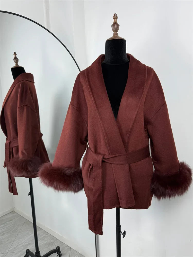 Kurzer Damen Mantel mit Gürtel & Pelzbesatz an Ärmeln