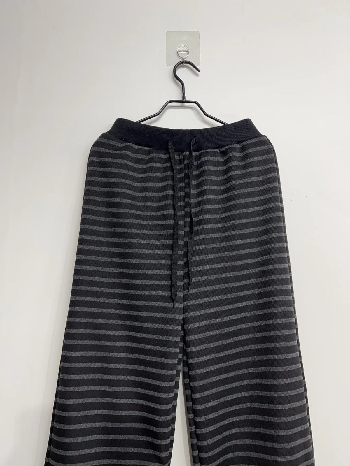 Damen Freizeithose mit Wellenstreifen Strickhose Weites Bein Schwarz Grau