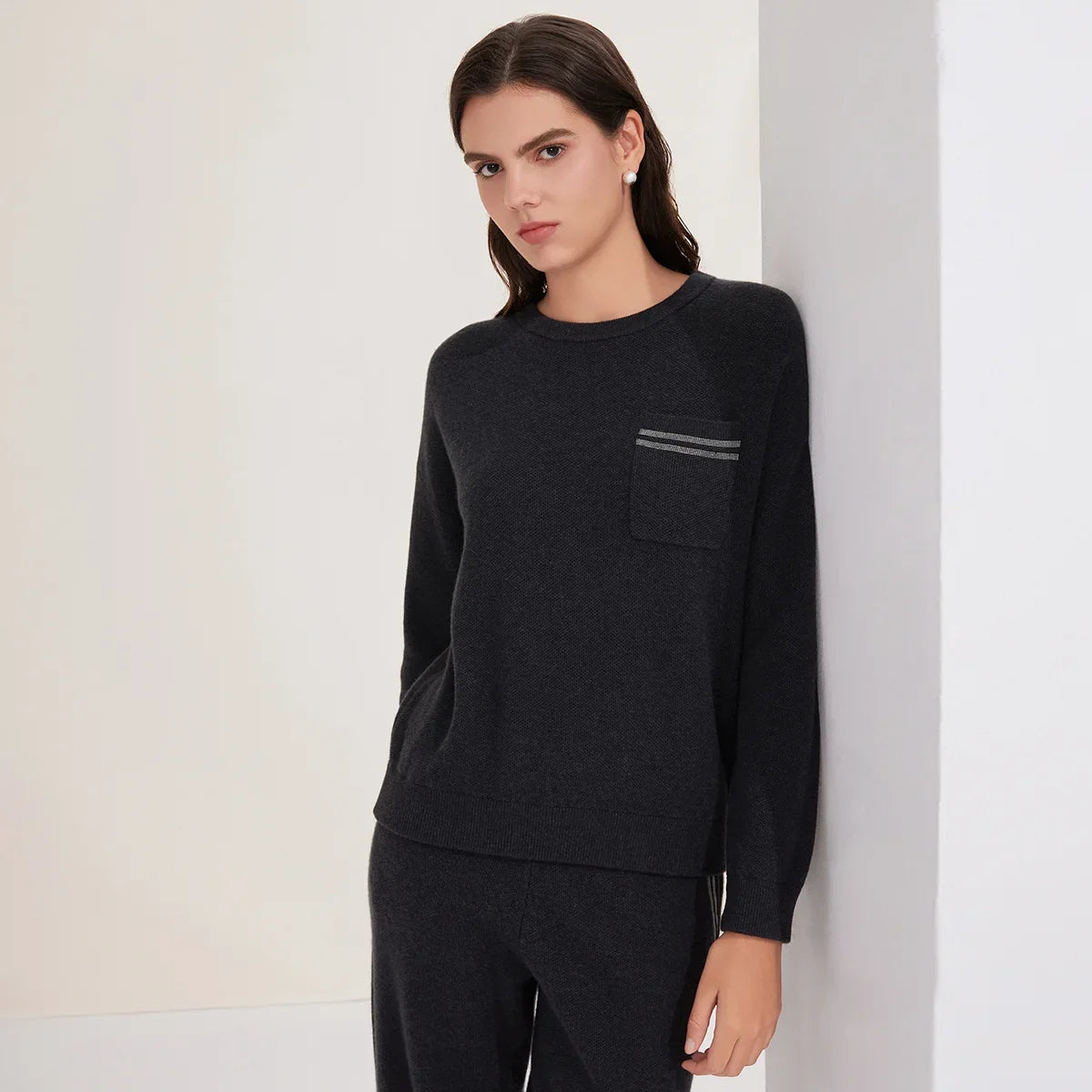 Damen Rundhals Pullover mit Brusttasche & Streifen – Grau