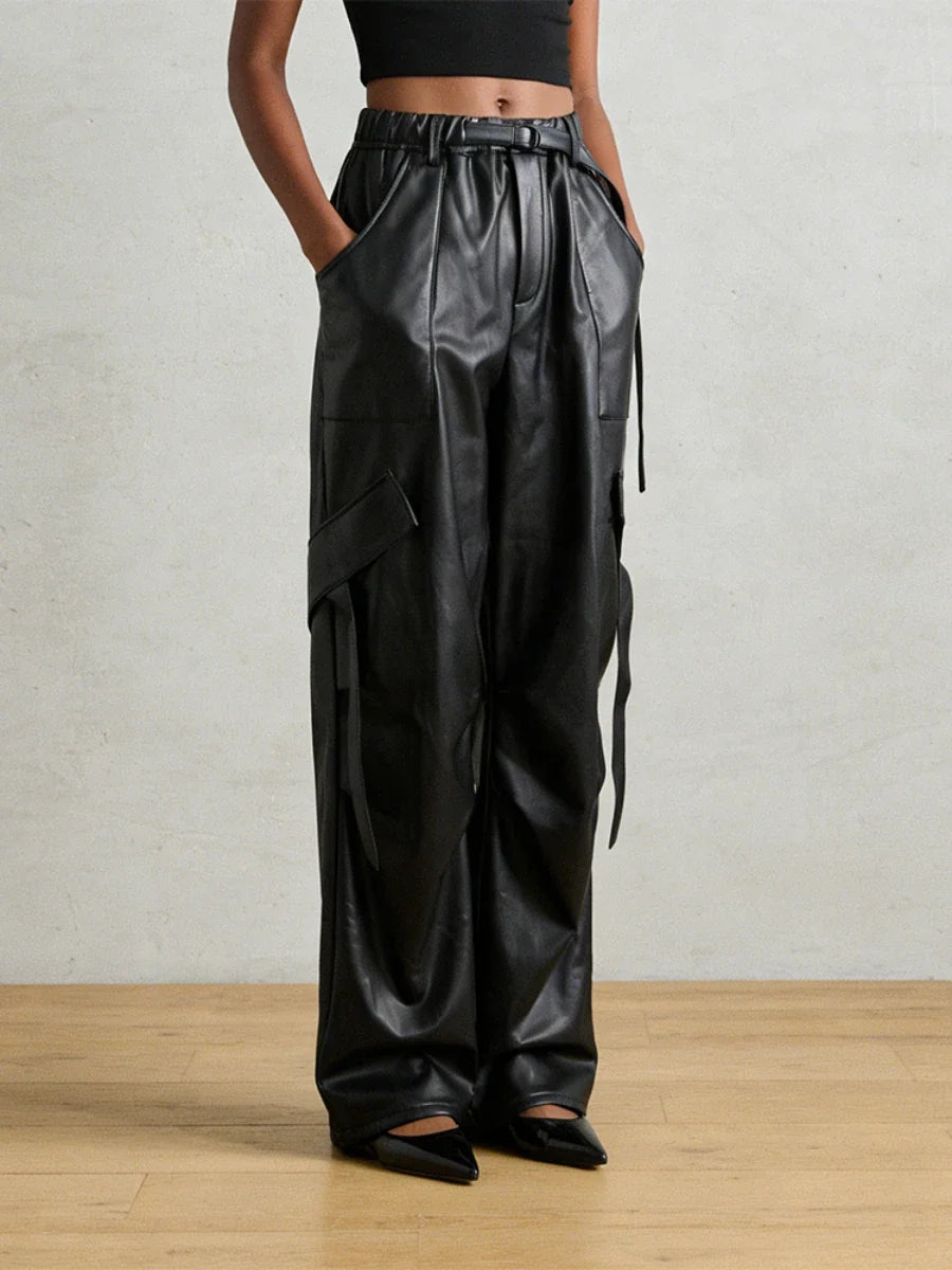 Schwarze Weite Hose im Leder-Look mit Gürtel und Taschen Damen