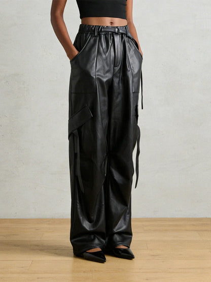 Schwarze Weite Hose im Leder-Look mit Gürtel und Taschen Damen