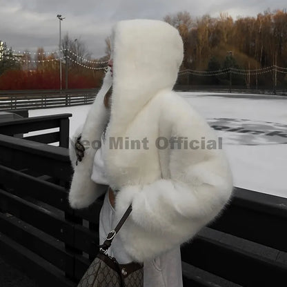 Kurze Damen Kunstfelljacke mit Kapuze Weiß Winter