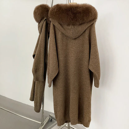 Langer Strickcardigan mit Kunstfellkragen Grau