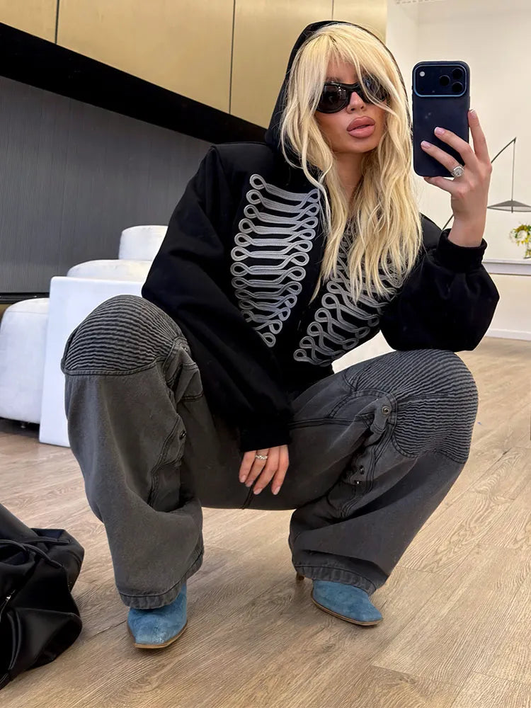 Kurze Damen Hoodie-Jacke mit Reißverschluss und Militär-Zierborten