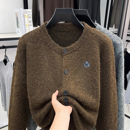 Herren Cardigan Rundhals Strickjacke mit Knopfleiste und Emblem