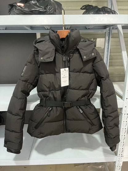 Gepolsterte Damen Winterjacke mit Kapuze und Gürtel, kurzer Schnitt, in Schwarz