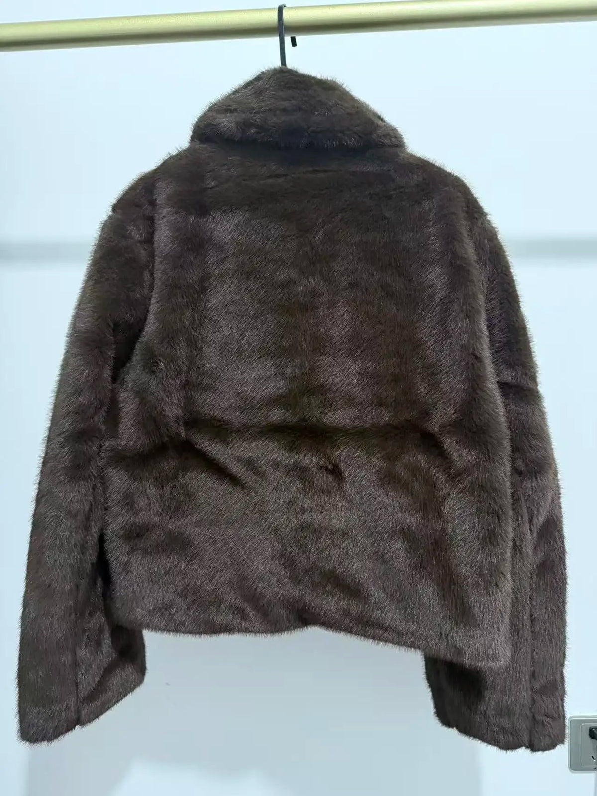 Kurze Damen Plüschjacke mit Kragen – Warm & Weich