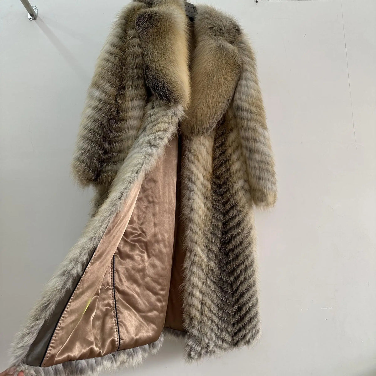 Damen Langer Mantel aus Kunstfell mit Chevron-Muster und Kragen