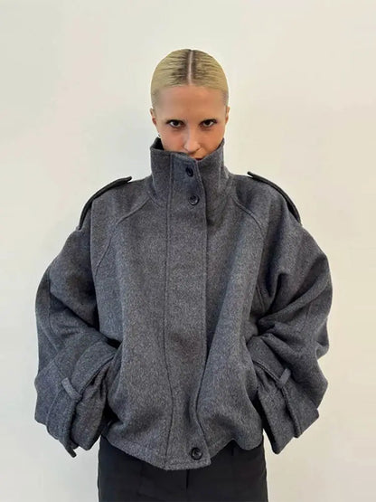 Kurze Oversize-Jacke mit Stehkragen und Schulterriegeln