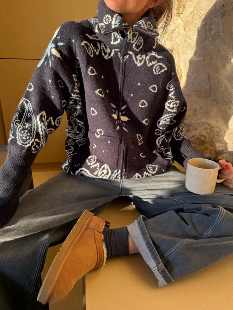 Damen Strickjacke mit Reißverschluss, Stehkragen & Bandana-Muster