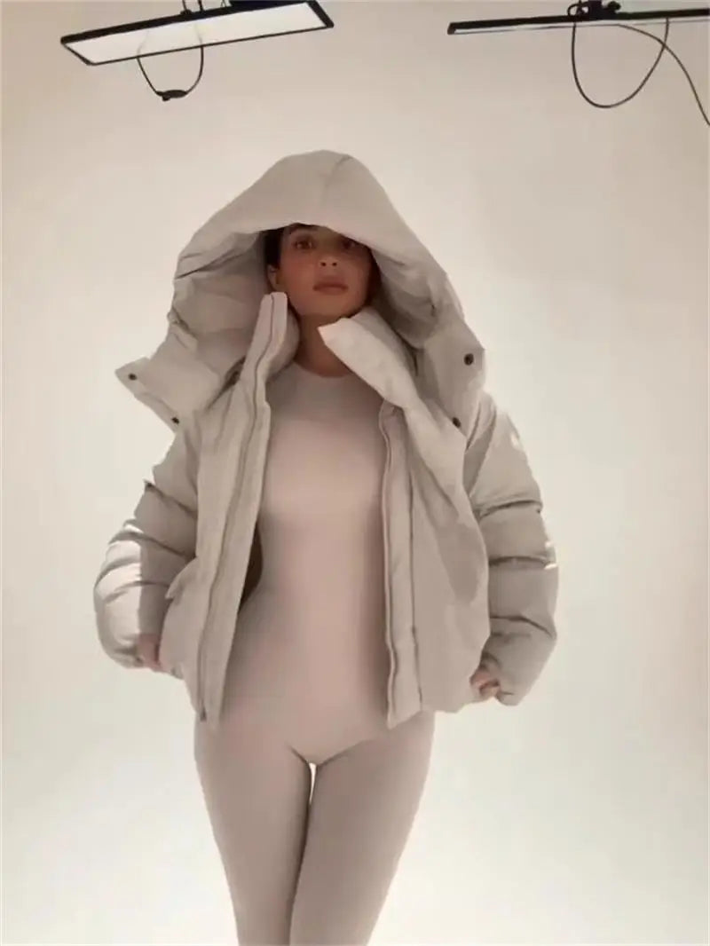 Kurze Damen Pufferjacke mit Kapuze und Taschen, Beige