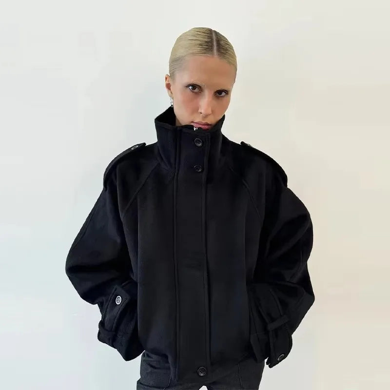 Kurze Oversize-Jacke mit Stehkragen und Schulterriegeln