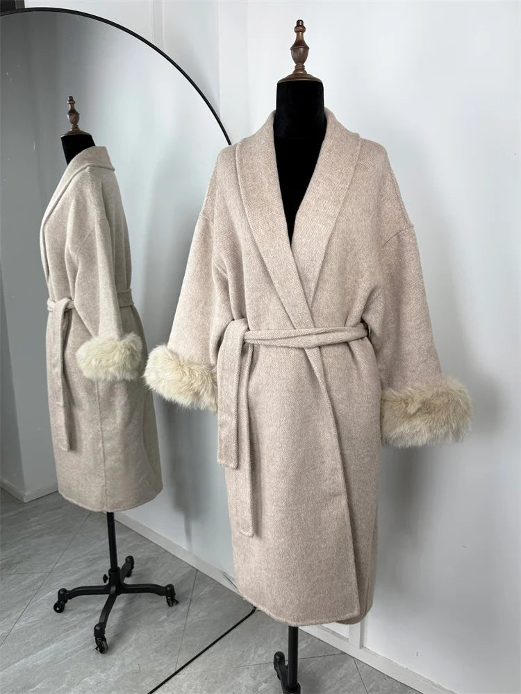 Kurzer Damen Mantel mit Gürtel & Pelzbesatz an Ärmeln