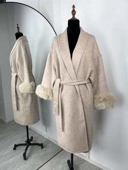 Kurzer Damen Mantel mit Gürtel & Pelzbesatz an Ärmeln