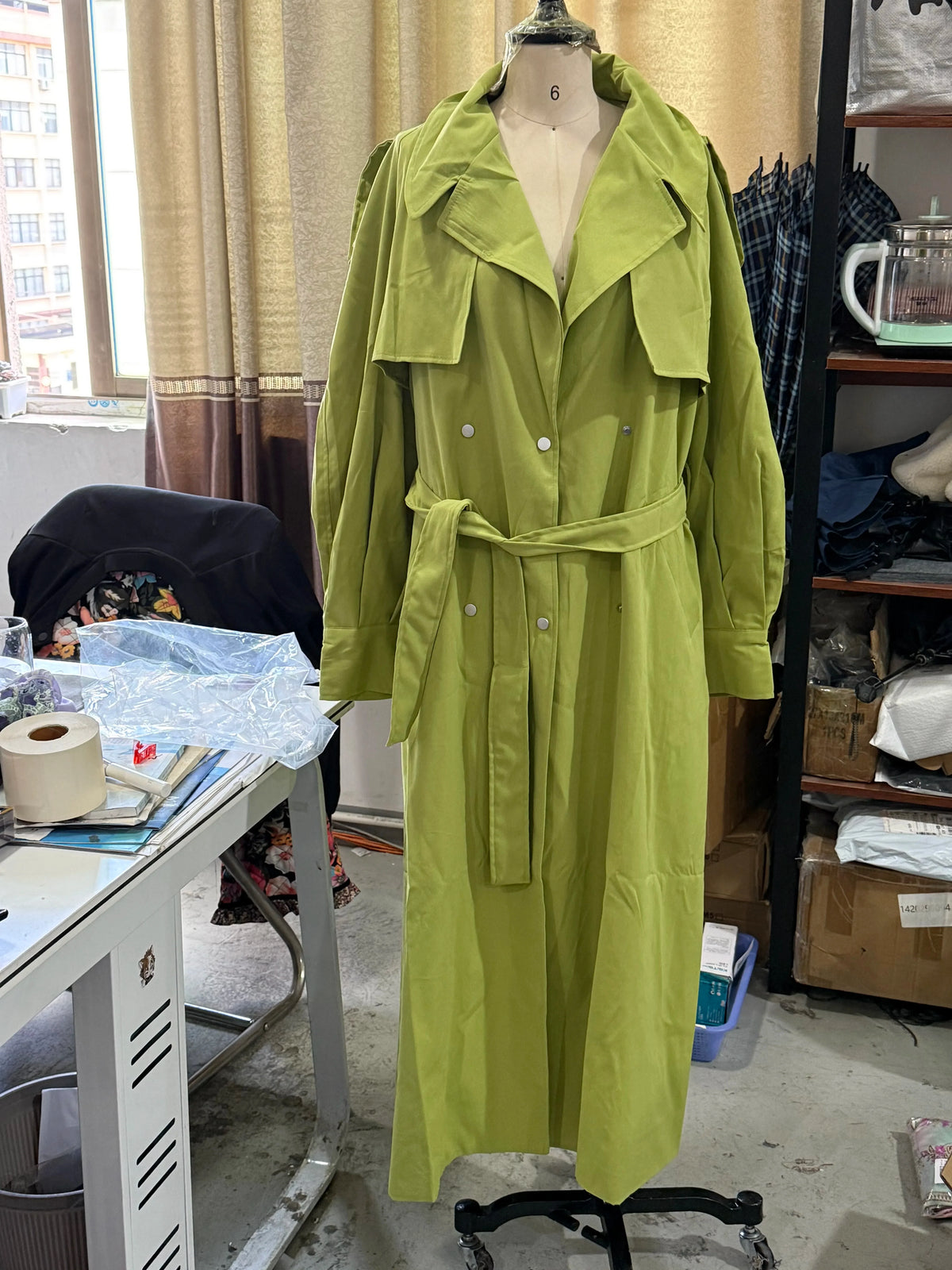 Damen Kurz Trenchcoat mit Bindegürtel und breitem Kragen